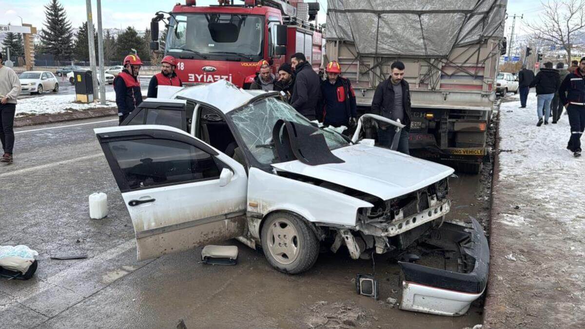 Sivasta Feci Kaza Tıra Arkadan Çarpan Araç Hurdaya Döndü! (3)