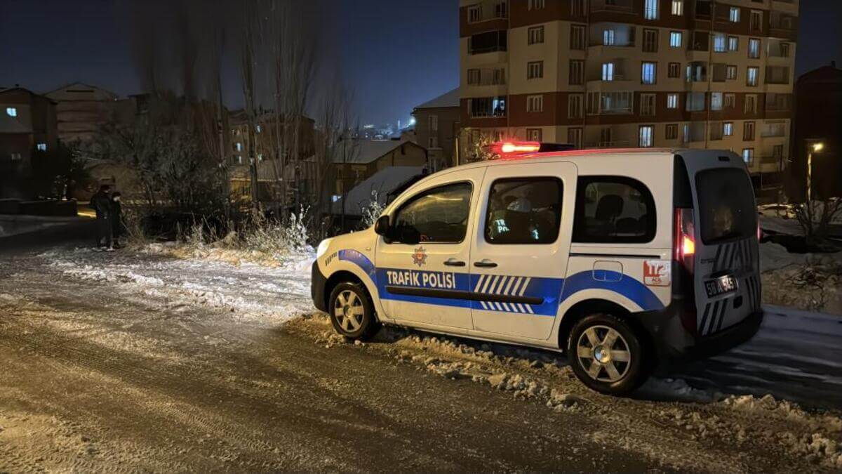 Sivas'ta Kontrolünü Kaybeden Araç, Bahçeye Uçtu! (1)