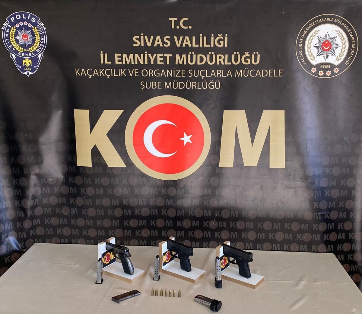 Sivas'ta Polisin Durdurduğu Araçtan Çok Sayıda Ruhsatsız Silah Ele Geçirildi!! (1)