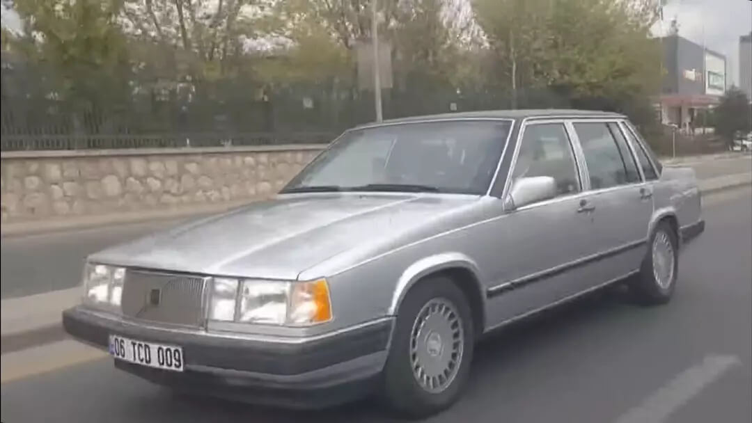 Devlet Bahçeli klasik otomobiliyle gezerken Ferdi Tayfur dinledi!