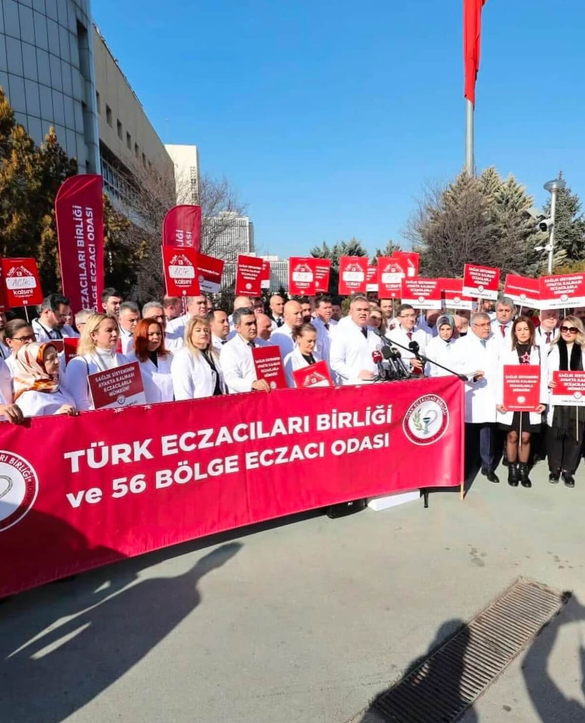 Kayseri’de eczacılardan SGK önünde dikkat çeken protesto!