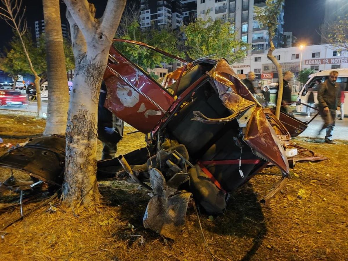 Ağaca Çarpan Otomobil Ikiye Ayrıldı 1 Ölü, 2 Yaralı 2