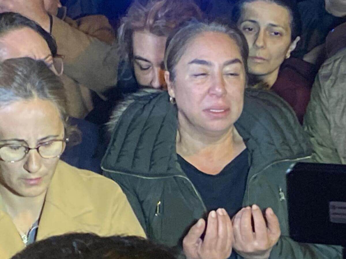 Ferdi Tayfur’un cenazesi teslim alınırken büyük izdiham! Sloganlar atıldı