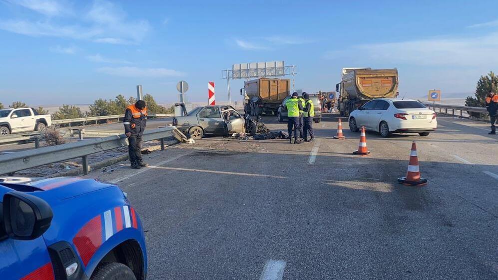 Ters yöne giren otomobil ile tır birbirine girdi! 1 ölü, 1 yaralı