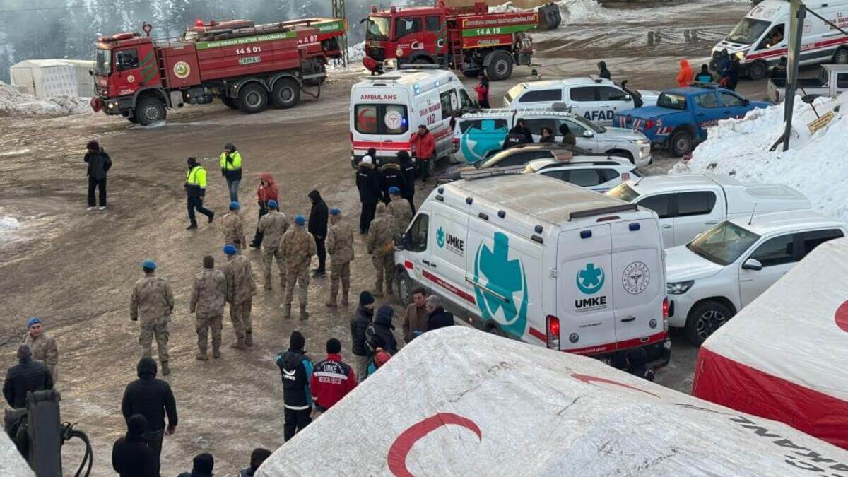 Türkiye’nin önemli turizm merkezlerinden Kartalkaya Kayak Merkezi’nde bir otelde çıkan yangında ilk belirlemelere göre 10 kişi hayatını kaybetti, 31 kişi yaralandı. Otelde 234 kişinin konakladığı öğrenildi.