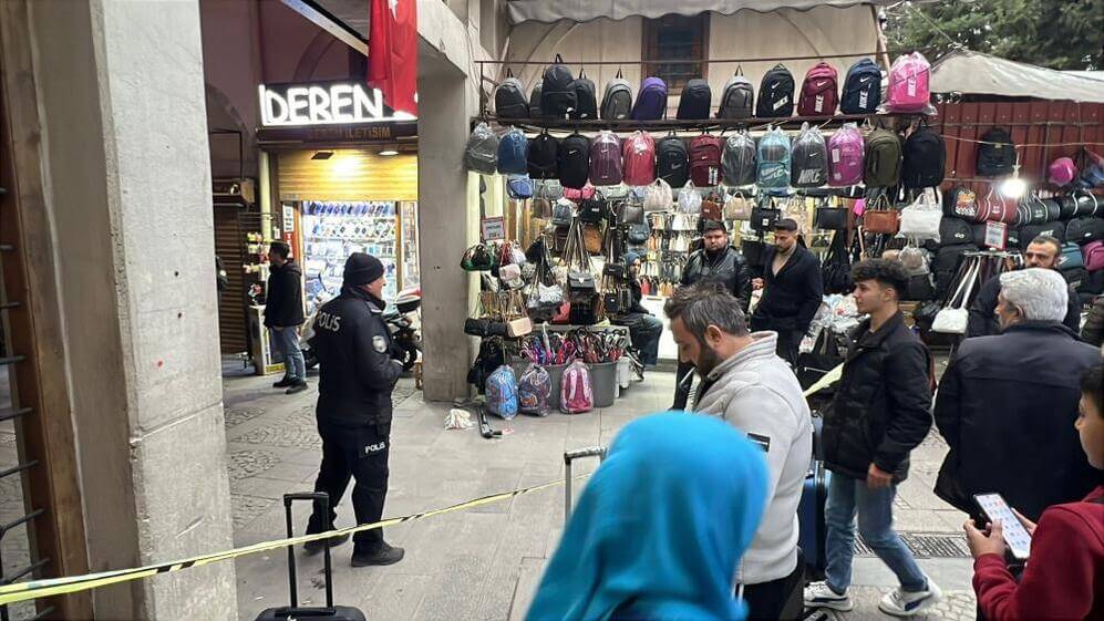 Telefon kılıfını beğenmeyen adam pompalı tüfekle dükkanı taradı!