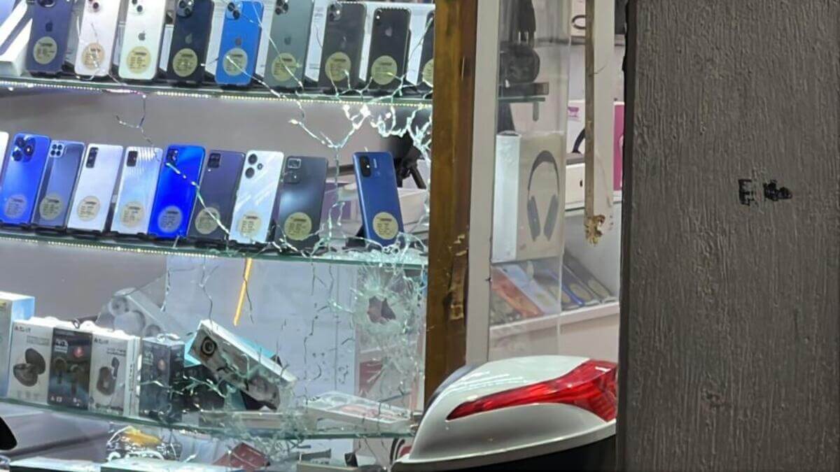 Telefon kılıfını beğenmeyen adam pompalı tüfekle dükkanı taradı!