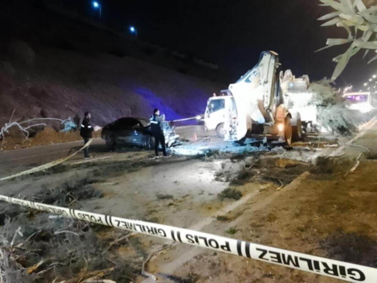 Feci kazada otomobil iş makinesine çarptı! 1 Ölü