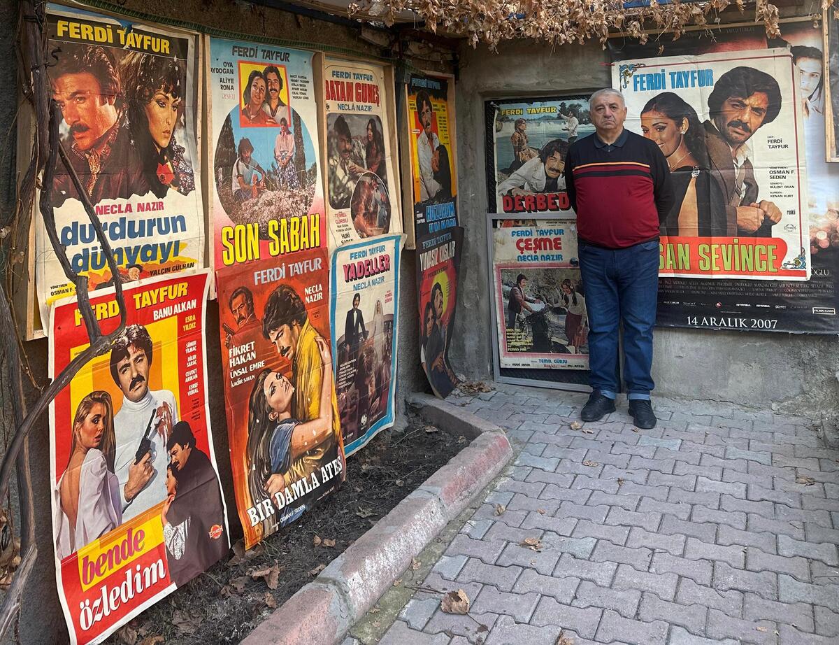 Ferdi Tayfur'un hatırası için bahçesine 55 yıllık film afişleri sergisi açtı!