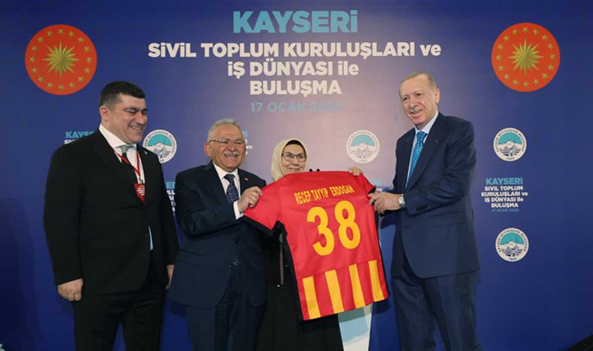 Cumhurbaşkanı Erdoğana Kayserispor Forması Hediye Edildi