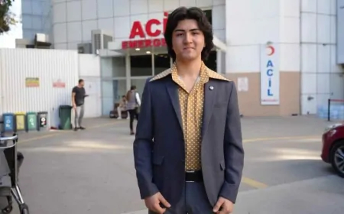 Ferdi Tayfur hayranının Kuran’ın üstüne bastığı skandal görüntüleri infial yarattı!
