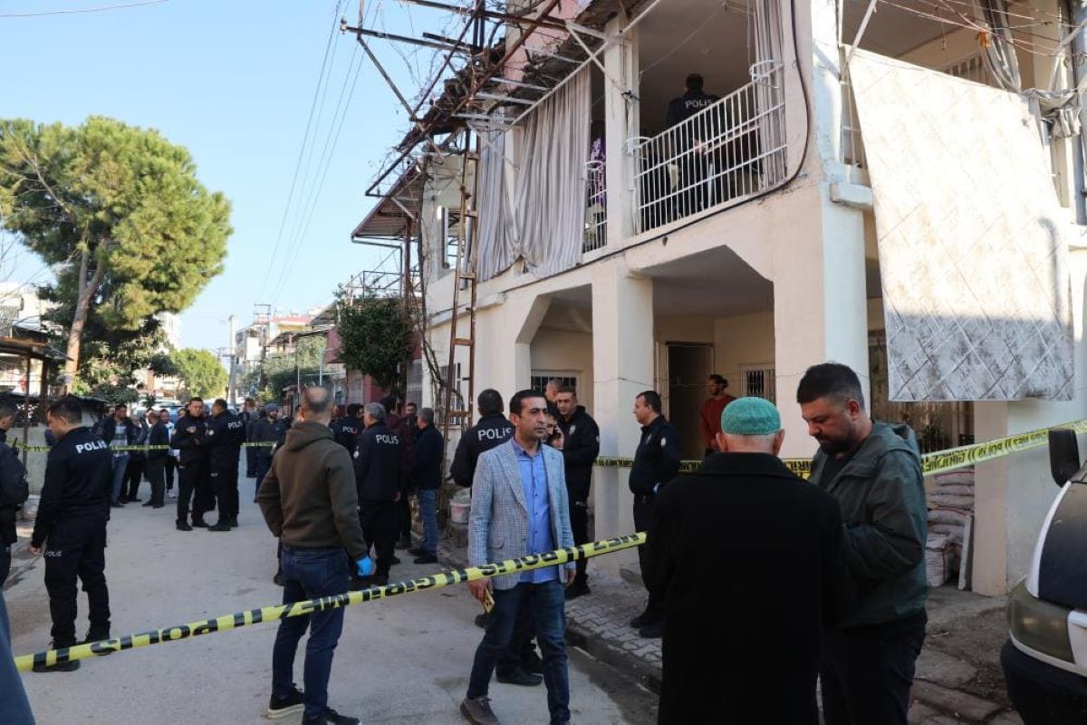 Kahvaltı Sofrasında Karı Koca Boğazı Kesilerek, Kız Kardeş De Kalbinden Bıçaklanmış Halde Bulundu 1