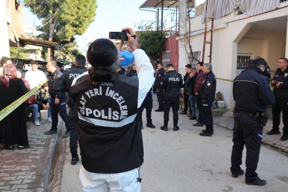 Kahvaltı Sofrasında Karı Koca Boğazı Kesilerek, Kız Kardeş De Kalbinden Bıçaklanmış Halde Bulundu 2