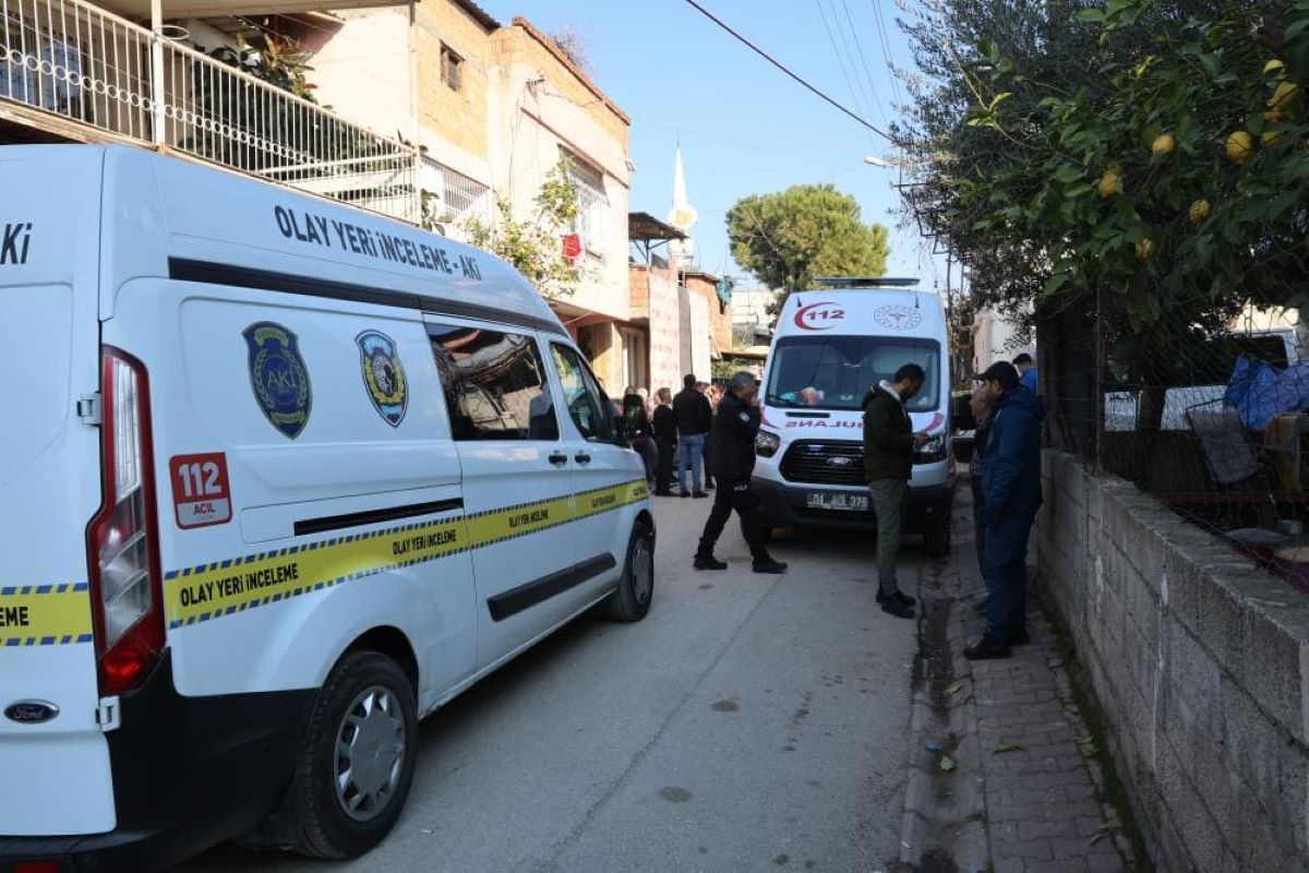 Kahvaltı Sofrasında Karı Koca Boğazı Kesilerek, Kız Kardeş De Kalbinden Bıçaklanmış Halde Bulundu 3