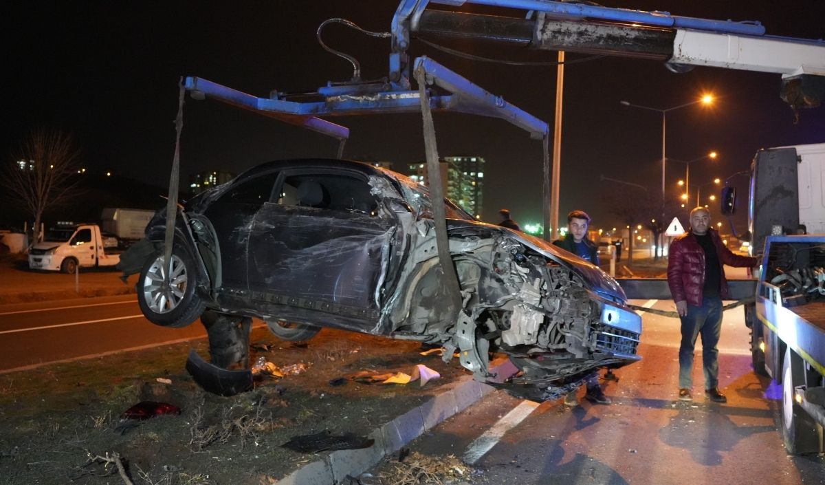 Kayseri Yolunda Kaza! Tır Ile Çarpışan Otomobil Hurdaya Döndü (3)