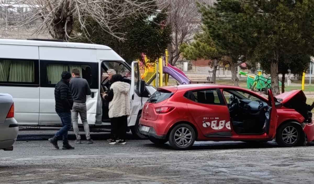 Kayseri’de Sürücü Kursu Hocası Minibüse Çarptı (1)