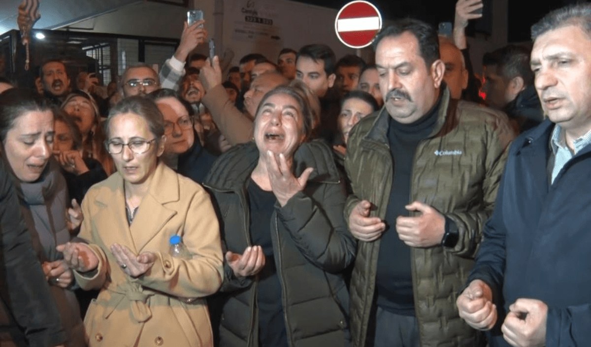 Ferdi Tayfur’un cenazesi teslim alınırken büyük izdiham! Sloganlar atıldı