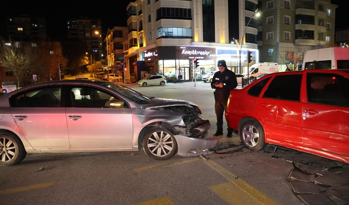 Tırın Çarptığı Otomobil Takla Attı, Işık Ihlali Yapan Araç Kaza Yaptı! Bir Gecede Iki Kaza 4 Yaralı (1)