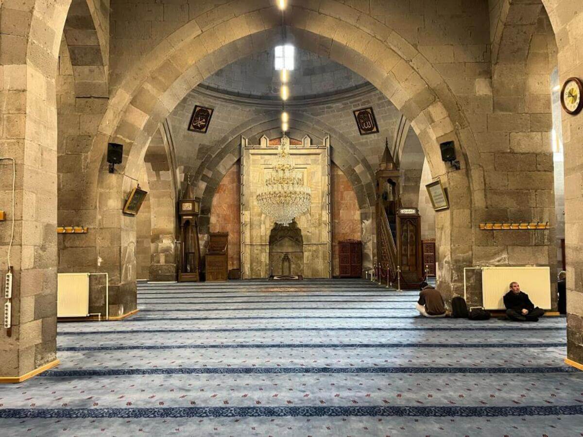 890 yıllık Cami-i Kebir'in tarihe damga vuran gizemli hikayesi!
