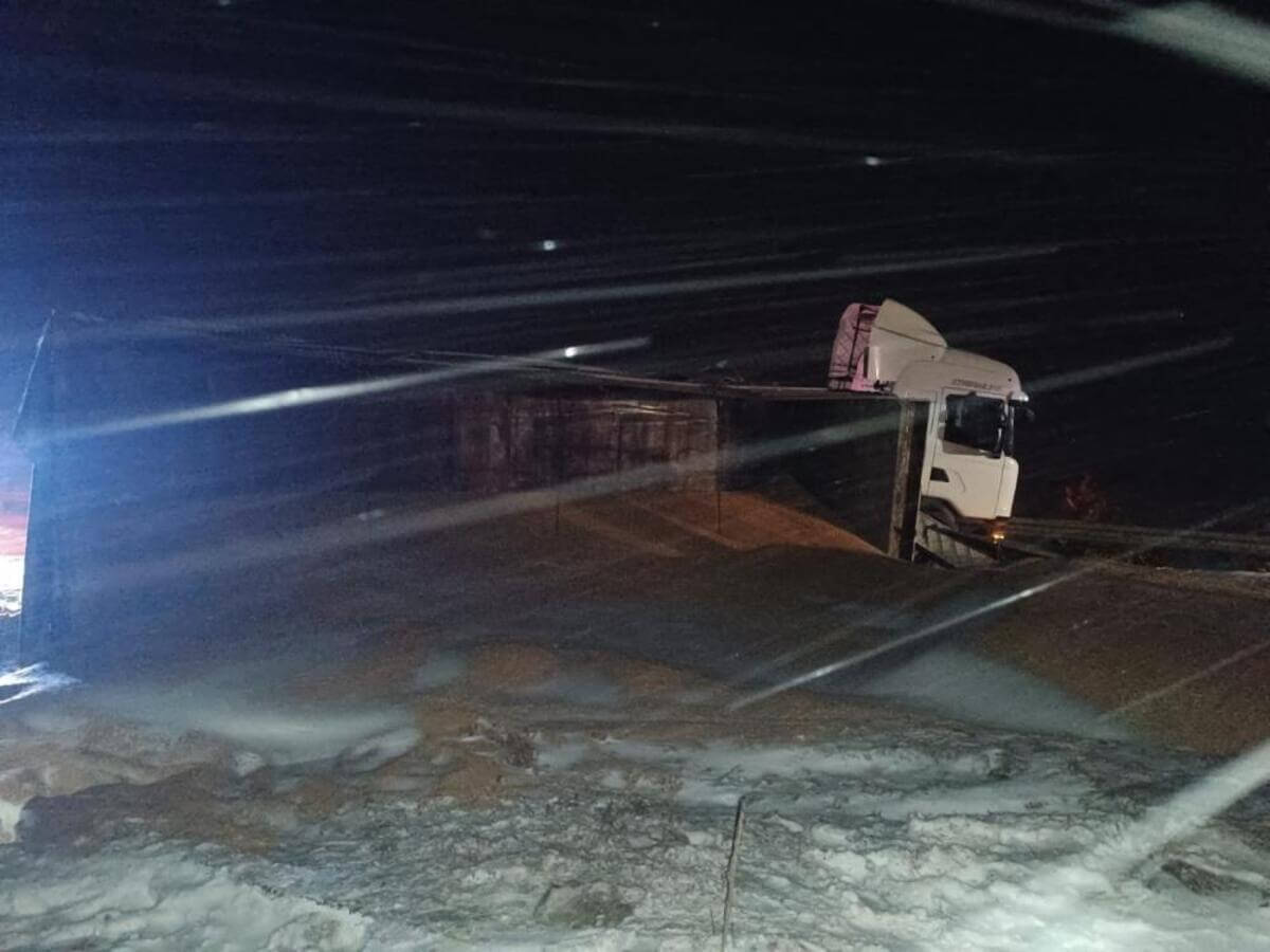 Kayseri yolunda buğday yüklü tır devrildi! Yol trafiğe kapatıldı!