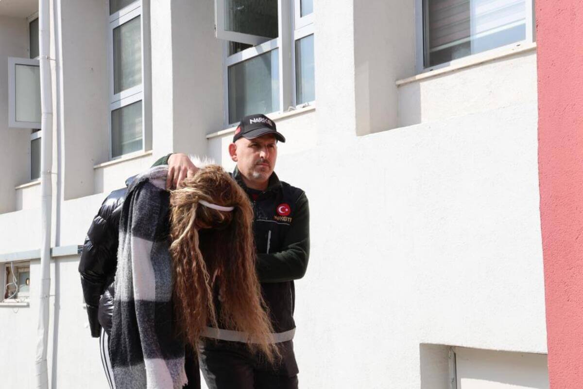 Şok torbacı operasyonu! Kadın görünümlü erkek yakalandı!