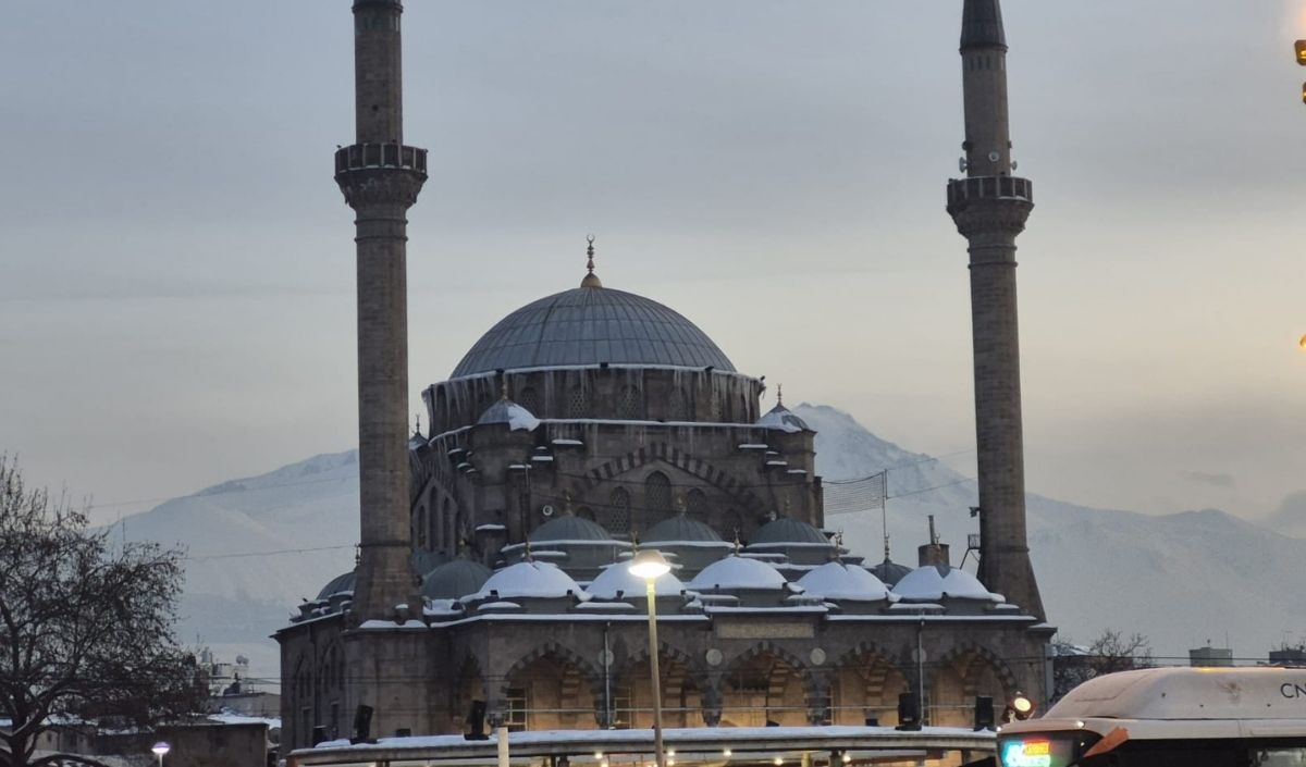 Kayseri’de Cumhuriyet Meydanı’nın Her Yerinde Tehlike Saçıyor! Buradan Geçmek Cesaret Ister (3)