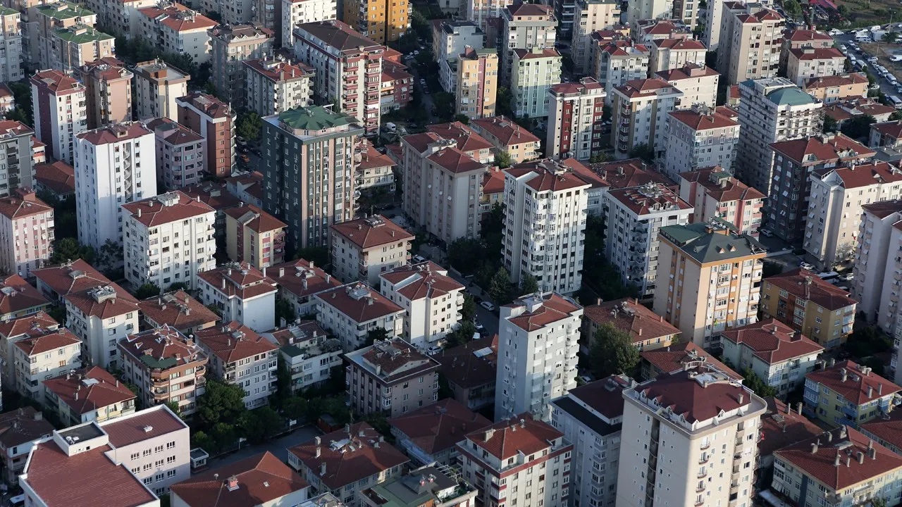 Kimler Başvurabilir?
TOKİ Mardin Midyat projesine başvurmak için bazı şartlar aranıyor. Başvuru sahiplerinin T.C. vatandaşı olması, 18 yaşını tamamlamış olması ve Mardin il sınırları içinde son 1 yıldır ikamet etmesi ya da Mardin il nüfusuna kayıtlı olması gerekiyor.