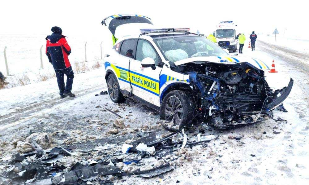Polis Aracı Ile Otomobil Çarpıştı2 Kopya