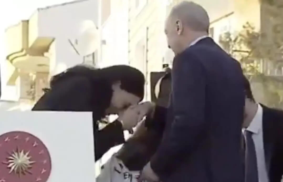 Miss Turkey güzeli Erdoğan’ın elini öpüp harçlık almıştı! AK Parti’de o göreve atandı