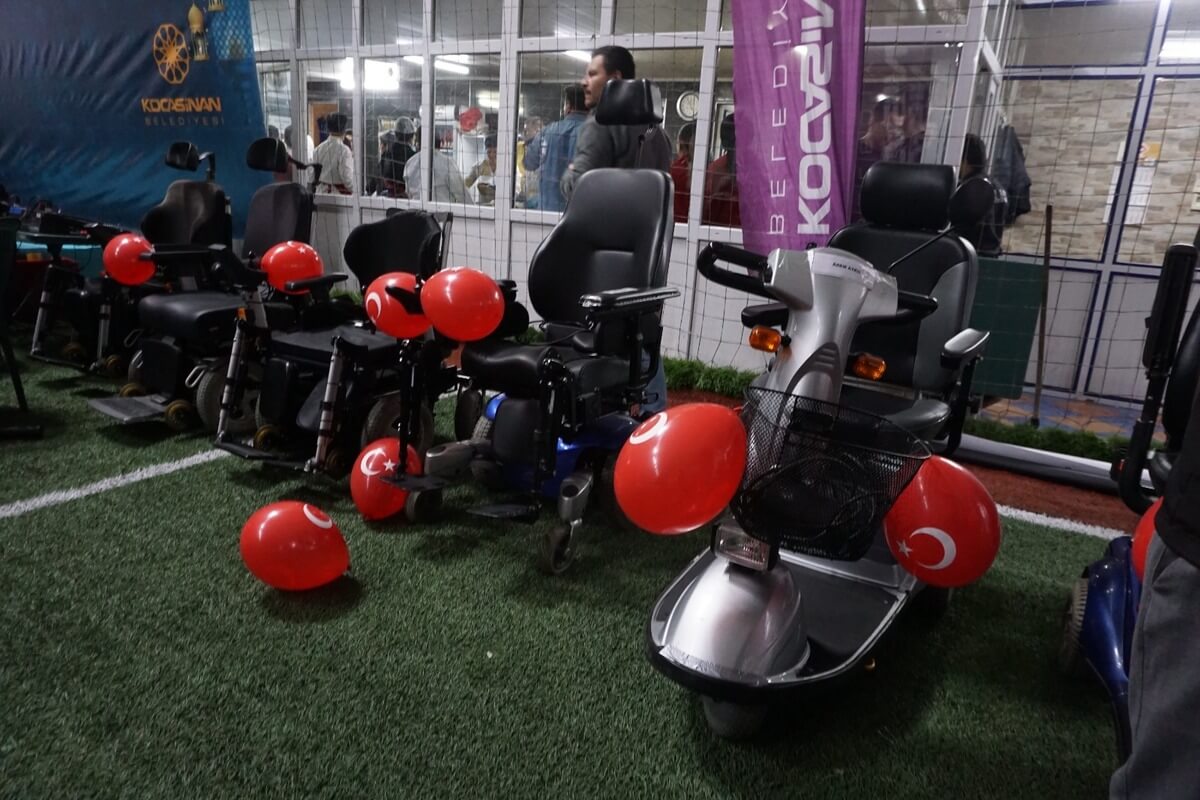 Kayseri’de yurt dışından getirilen 40 akülü engelli aracı sahibini buldu!