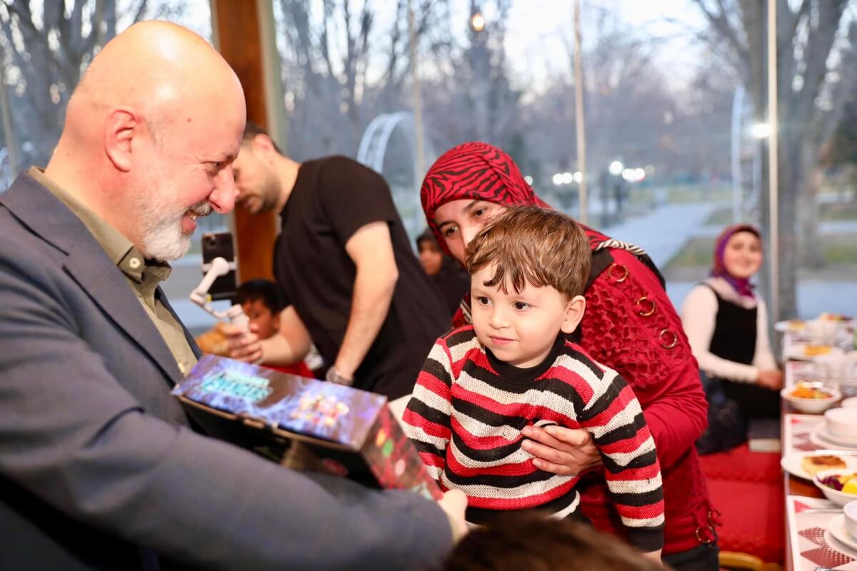 Başkan Çolakbayrakdar iftar’da yetim çocukların gönlünü fethetti!