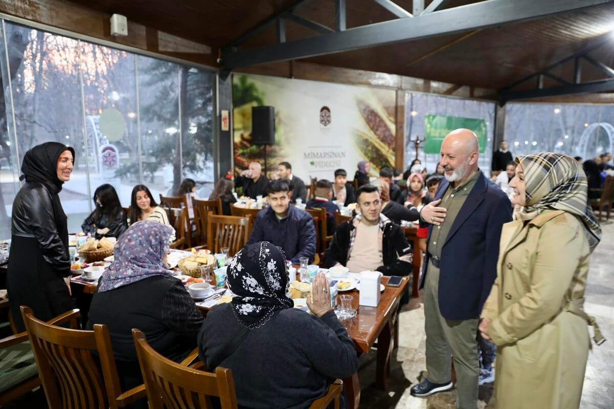 Başkan Çolakbayrakdar iftar’da yetim çocukların gönlünü fethetti!