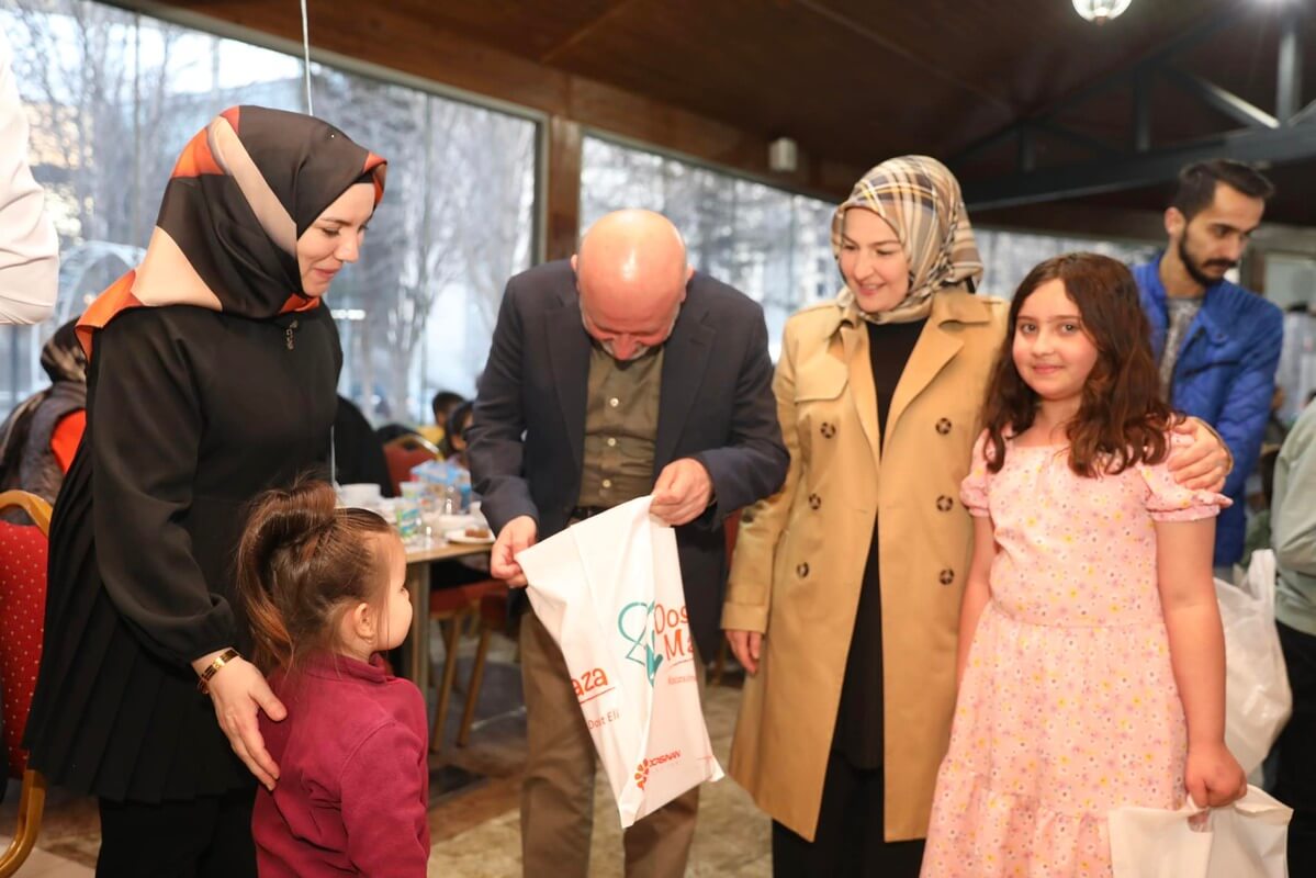 Başkan Çolakbayrakdar iftar’da yetim çocukların gönlünü fethetti!
