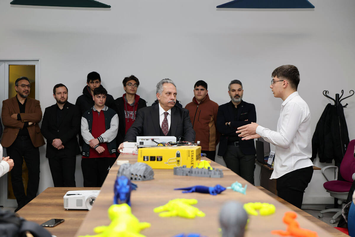 Talas’ta tek sabit arenalı Espor ve İnovasyon Merkezi’ne dikkat çeken ziyaret!