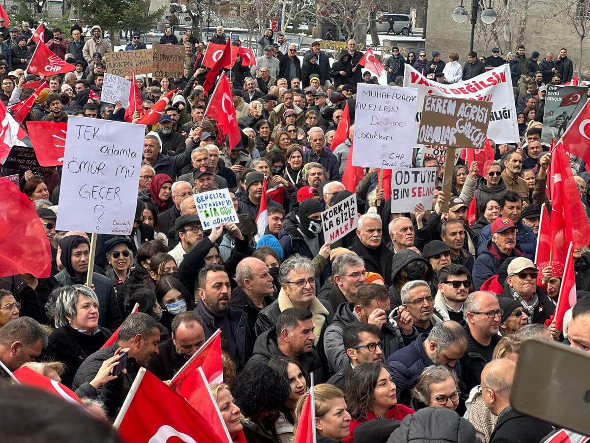 Kayseri’de CHP’liler Miting İçin Mimarsinan Parkı’nda Toplandı