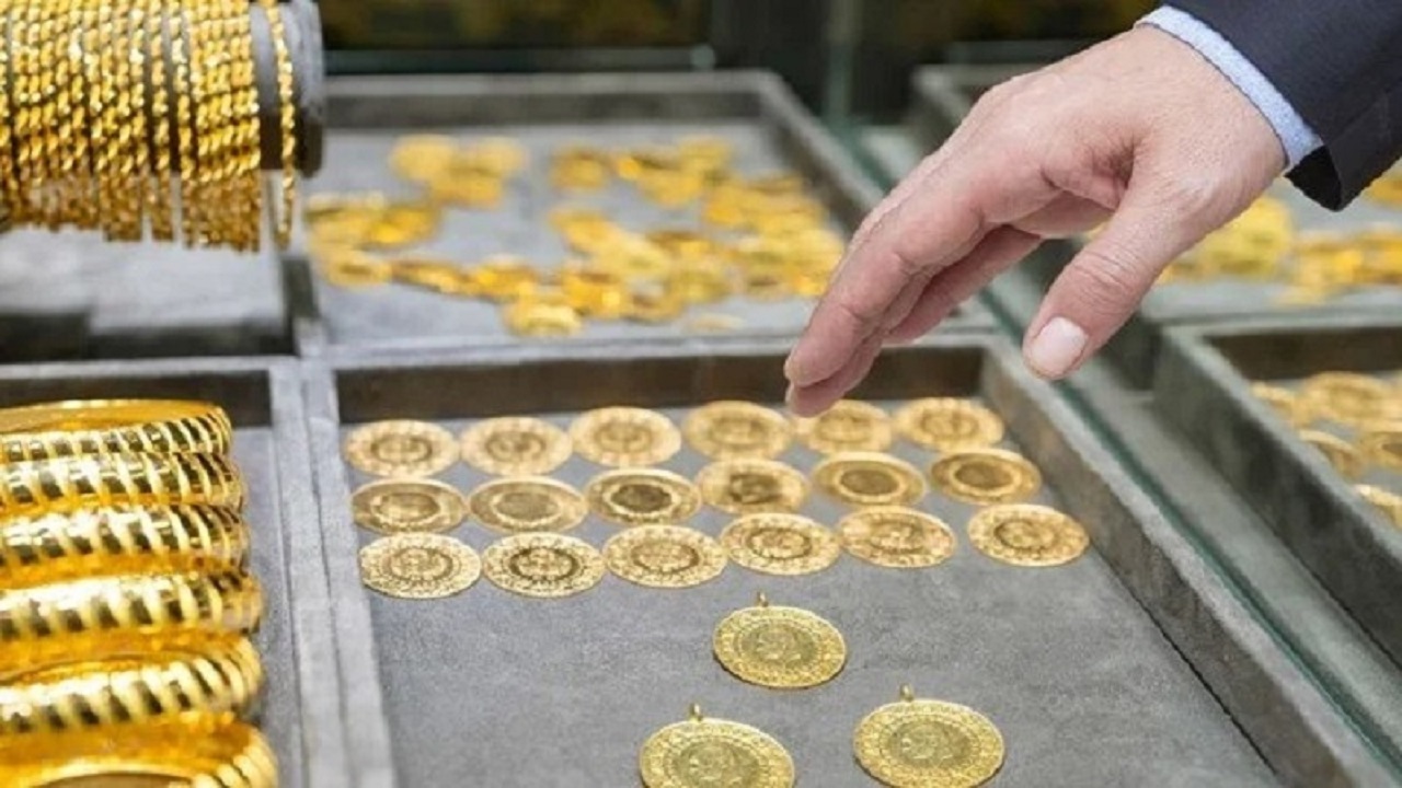 Kesme Altınlar Hurda Fiyatına mı Gidecek?
Piyasa kaynakları, kuyumcuların bu altınları hurda fiyatından alabileceğini öne sürüyor. 