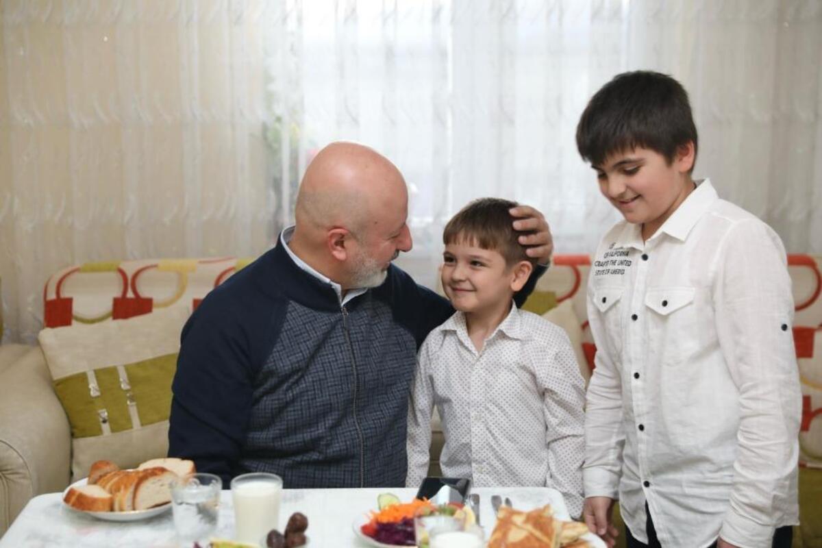 Başkan Çolakbayrakdar ve eşi Çölyaklı ailenin glütensiz iftar sofrasında oruç açtı