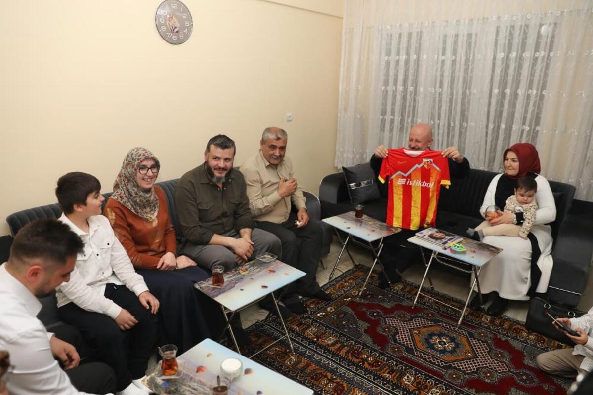 Başkan Çolakbayrakdar ve eşi Çölyaklı ailenin glütensiz iftar sofrasında oruç açtı