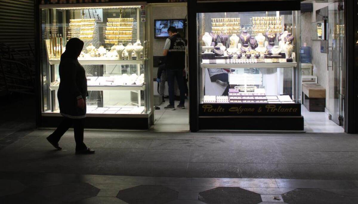 Kayseri’de kuyumcuya taşla saldıran soyguncu yaşlı kadın bakın kim çıktı!