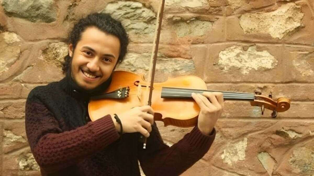 Grup Abdal’ın kemancısı, viyola sanatçısı 23 yaşındaki Cem Gülgel, kalp krizi sonucu hayatını kaybetti. Genç sanatçının ölüm haberi sanat camiasını yasa boğdu