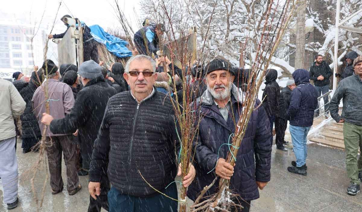 Cuma Çikişi Fi̇dan Dağitti (1)