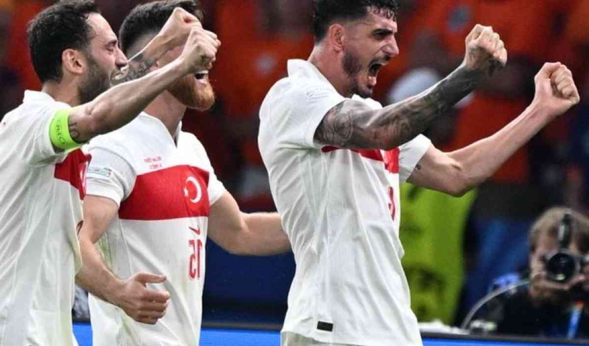 İlk gol geldi. Samet Akaydın topu kaleye yolladı. 