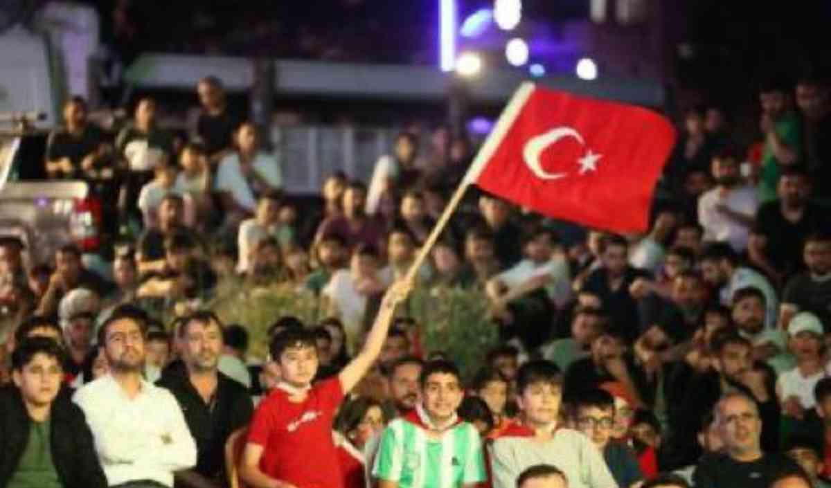 Karşılaşmayı stadyumda izleyemeyen insanlar, Milli Takım'ı desteklemek için binlerce kişi bir araya gelerek sokakta izledi. 