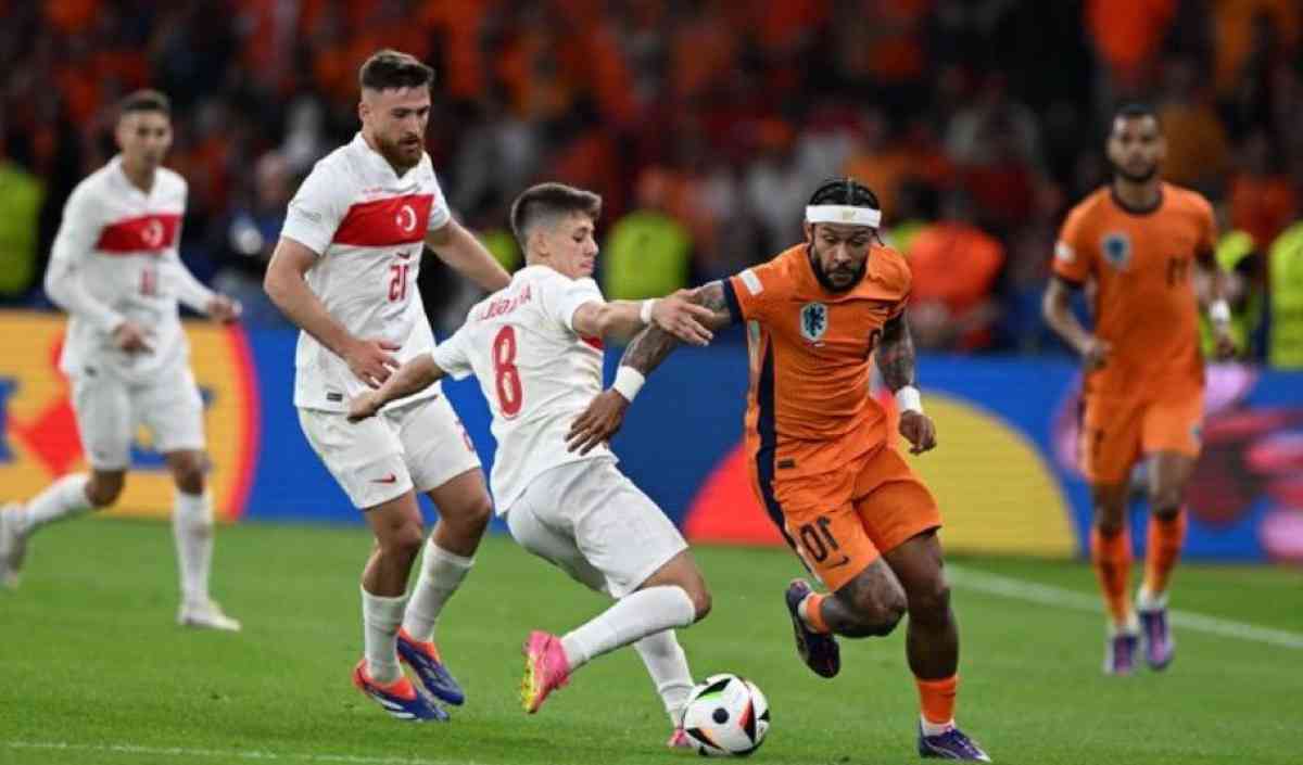 Kıyasıya bir oyunun ardından Hollanda Stefan De Vrij ve Cody Gakpo'nun vuruşunda Mert Müldür'ün kendi kalesine attığı golle sahadan galip ayrıldı. 