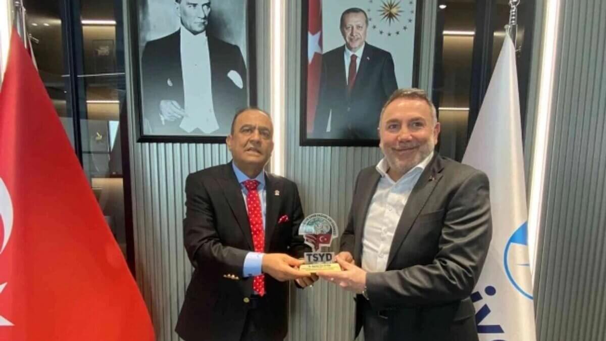 Kayserili siyasetçilerden gazeteci Oktay Ensari’ye duygusal veda