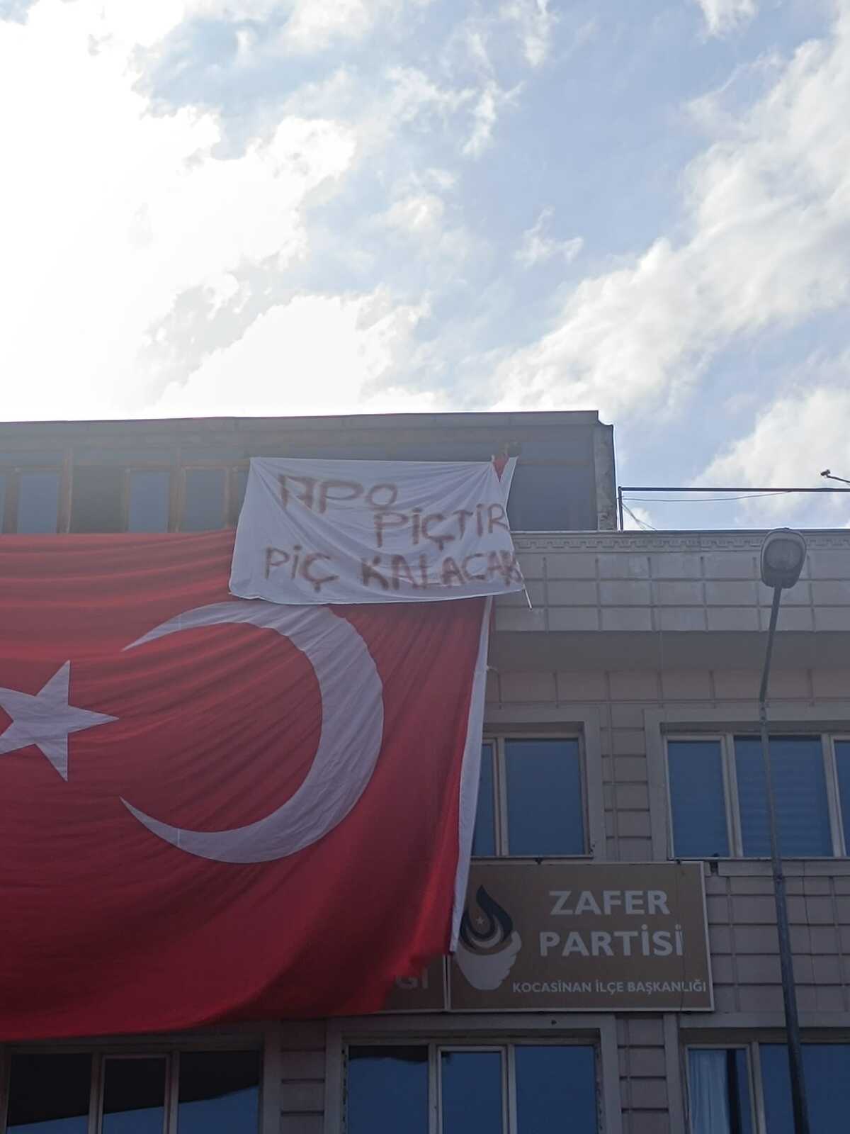 Kayseri'de asılan küfürlü pankart dikkat çekti