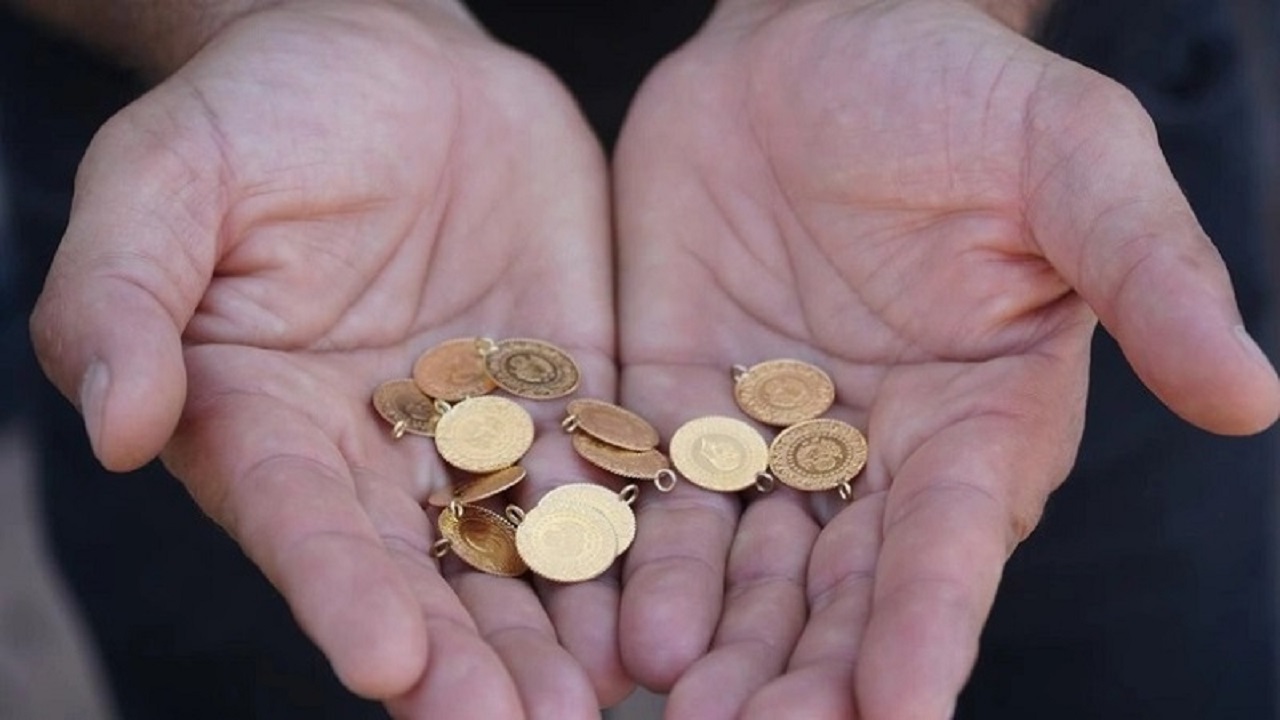 Spot altının ons fiyatı ilk kez 3 bin doları aşarak tarihi bir rekora imza attı. Bu yükseliş, yatırımcıların ilgisini çekerken, altın fiyatlarındaki bu yükselişin sürdürülebilir olup olmadığı tartışılıyor.