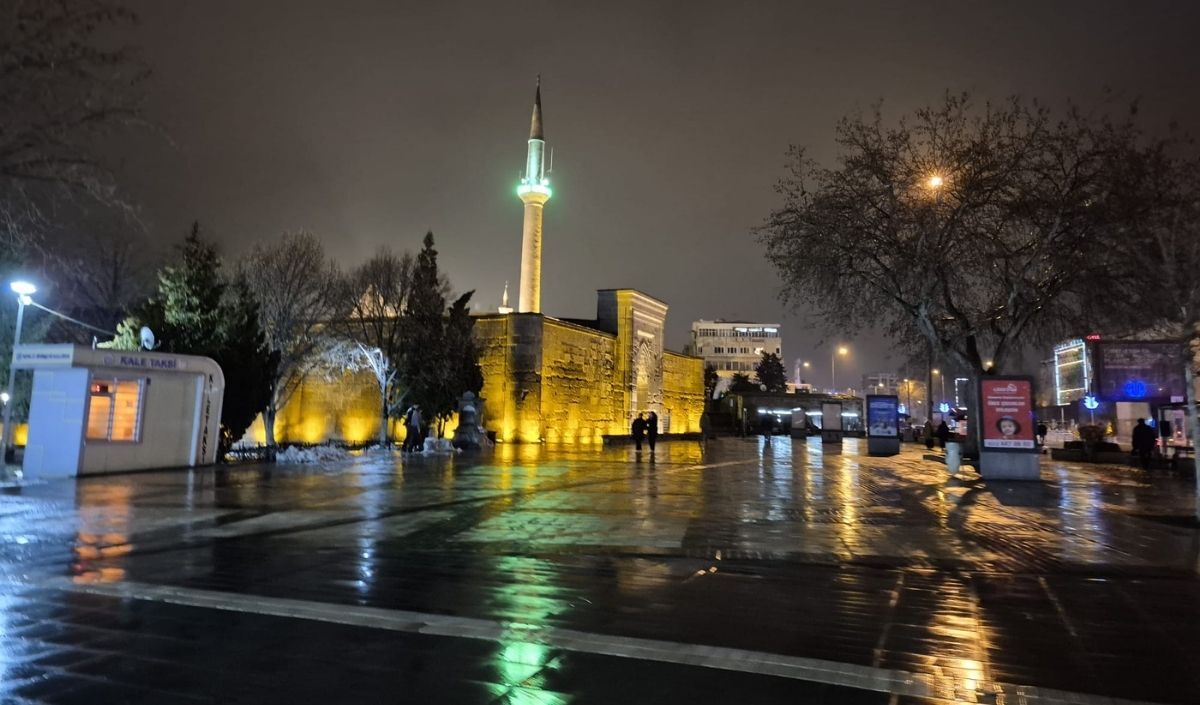 Her Gün Önünden Binlerce Insan Geçiyor! Kayseri’nin Merkezinde 8 Asırlık Tarih (3)