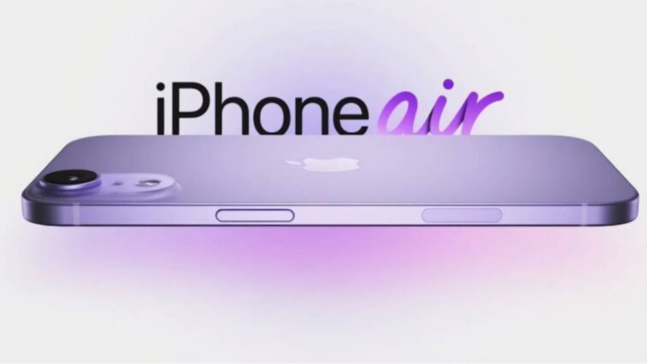 TASARIMDA YENİLİK: IPHONE 17 AIR GELİYOR
Apple’nin 2025’in son çeyreğinde satışa sunmaya başlayacağı, iPhone 17 serisinin özellikleri dışarıya sızdı. İphone, İphone Pro ve Pro Max olarak üç modeli bulunan Apple’nin 2025 yılındaki telefonu İphone 17’de dört model sunacak; iPhone 17, iPhone 17 Air, iPhone 17 Pro ve iPhone 17 Pro Max. En çok dikkat çeken model ise iPhone 17 Air. Bu modelin, Apple tarihindeki en ince iPhone olacağı iddia edildi. Apple’ye yakın kaynakların da doğruladığı, iPhone 17 Air’in kalınlığı 5,5 mm ile 6,25 mm arasında olacak; bu, mevcut iPhone 16 Pro’dan (8,25 mm) yaklaşık 2 mm daha ince bir tasarım anlamına geliyor. Ancak bu incelik, tek hoparlör ve tek arka kamera gibi bazı fedakarlıkları beraberinde getirebilir. Öte yandan, iPhone 17 Pro ve Pro Max modellerinde daha büyük bir kamera modülü ve alüminyum yerine titanyum çerçeve kullanımı gibi değişiklikler bekleniyor. Tasarım görüntüleri, Pro modellerinde kamera diziliminin cihazın genişliği boyunca uzanan koyu renkli bir şerit içinde yer alabileceğini gösteriyor.