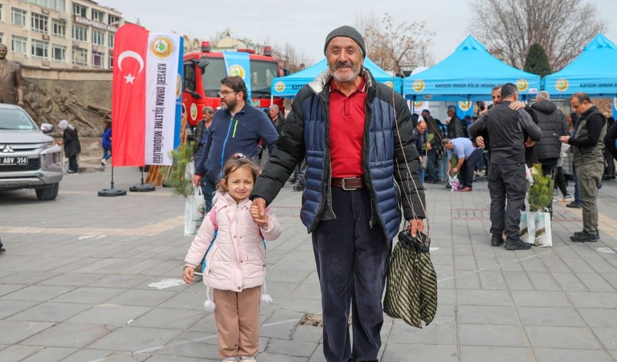 Kayseri Cumhuriyet Meydanı’nda Fidan Için Sıraya Girdiler! Binlerce Kişiye Dağıtıldı! (2)